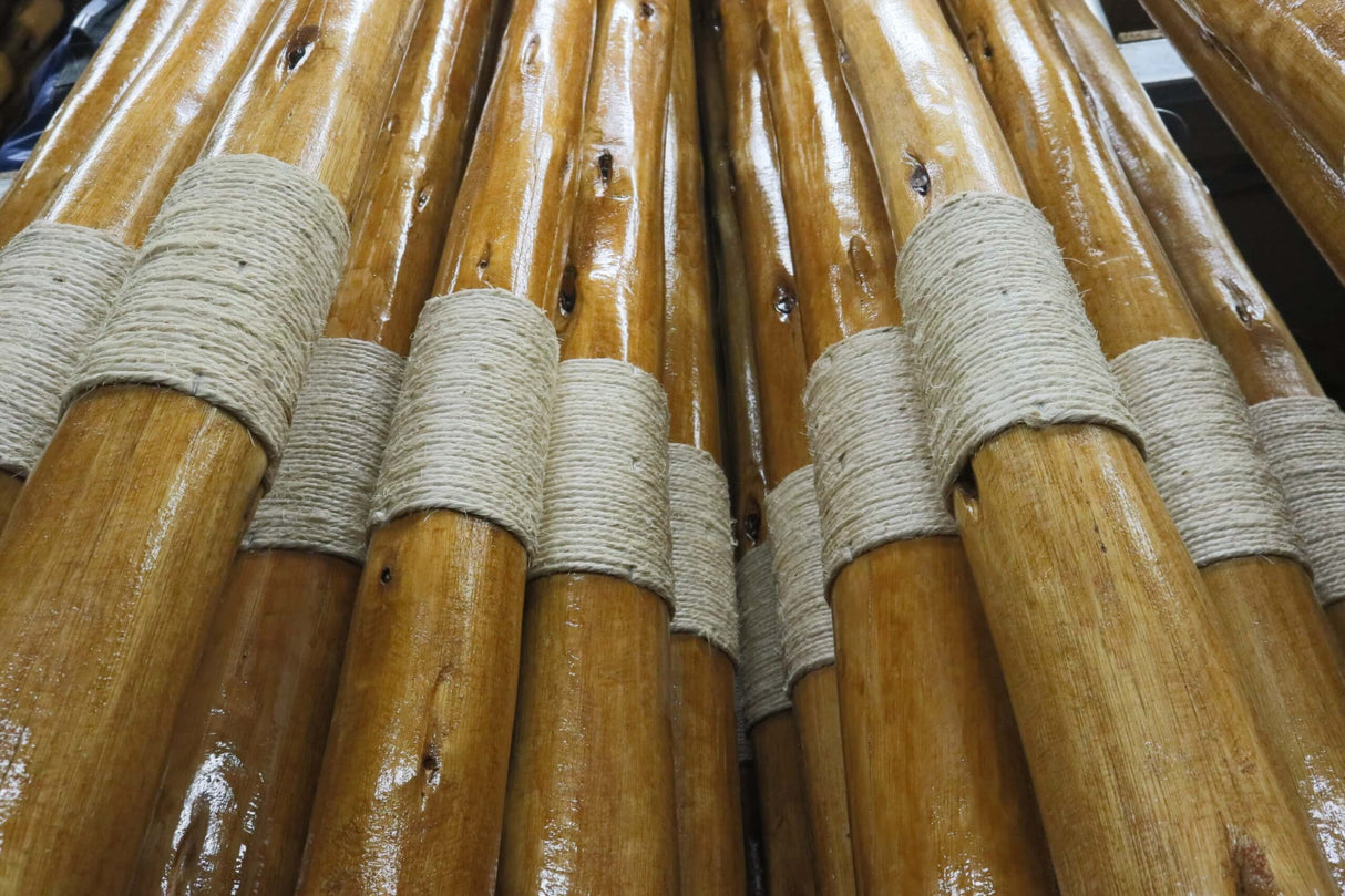 Gelakte eucalyptus houten zijpaal met paaldop voor stretchtent