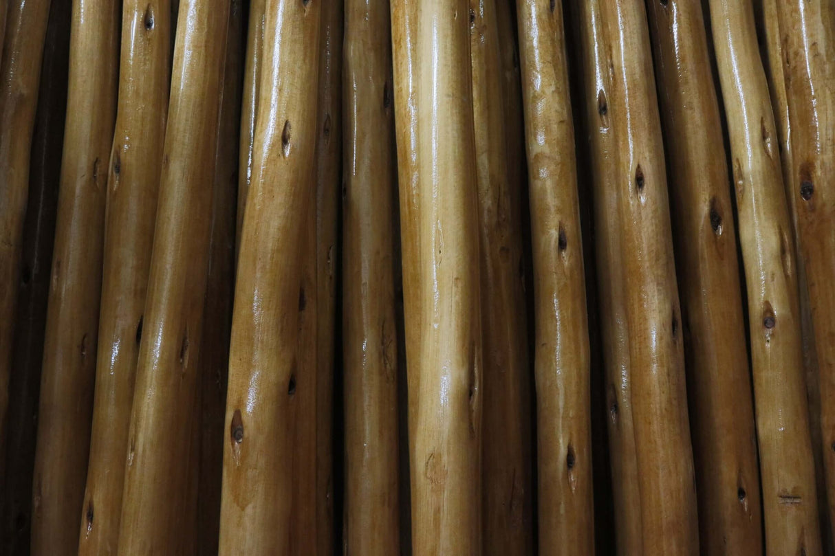Houten eucalyptus stretchtentpaal met gelakte afwerking