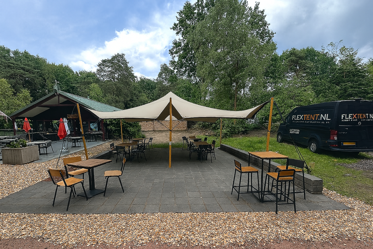 Stretchtent in de tuin 5 x 7.50