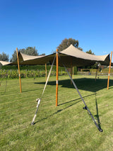 Sangle à cliquet avec mousqueton fixée à une tente stretch