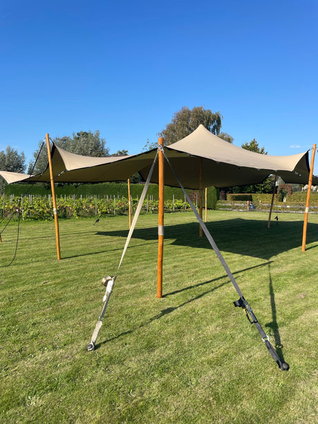 Sangle à cliquet avec mousqueton fixée à une tente stretch