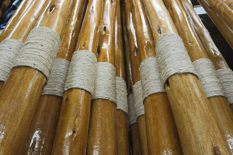 Gelakte eucalyptus houten zijpaal met paaldop voor stretchtent