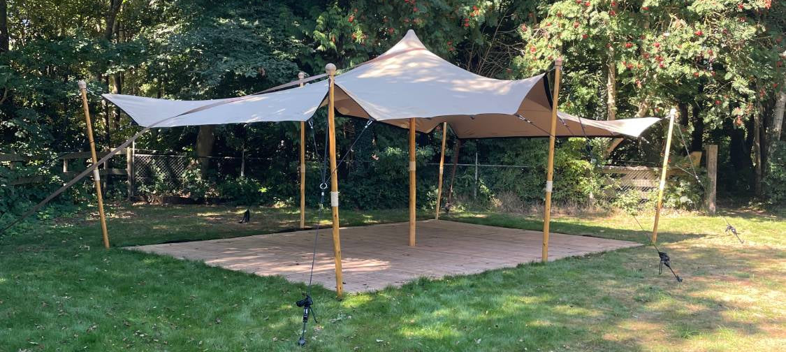 stretchtent met eucalyptus palen